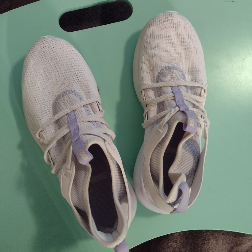 Women's Nike - Size 7